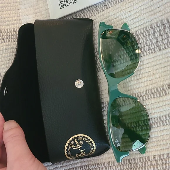 NWT Adorable Green Ray-Bans